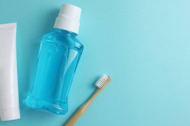 Renkli bir arka planda gargara. Diş bakımı, diş sağlığı. Yüksek kalite fotoğraf