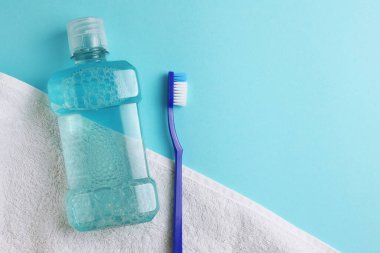 Renkli bir arka planda gargara. Diş bakımı, diş sağlığı. Yüksek kalite fotoğraf