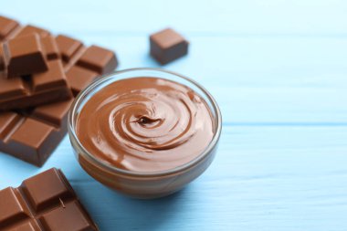 Masasında kase olan çikolata ezmesi. - Evet. Yüksek kalite fotoğraf