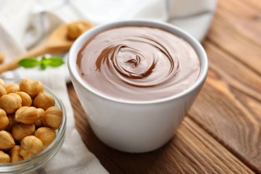 Masasında kase olan çikolata ezmesi. - Evet. Yüksek kalite fotoğraf