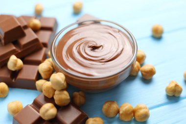 Masasında kase olan çikolata ezmesi. - Evet. Yüksek kalite fotoğraf