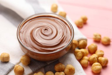 Masasında kase olan çikolata ezmesi. - Evet. Yüksek kalite fotoğraf