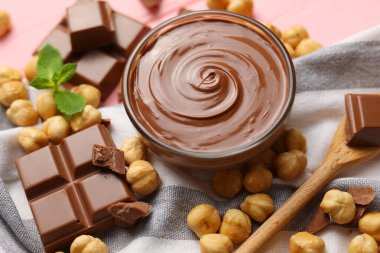 Masasında kase olan çikolata ezmesi. - Evet. Yüksek kalite fotoğraf