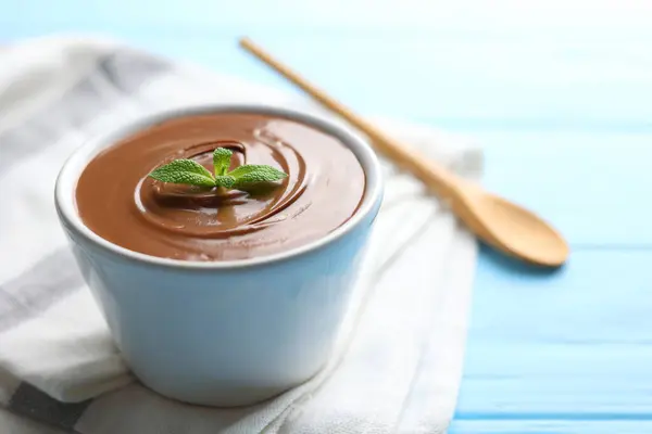 Masasında kase olan çikolata ezmesi. - Evet. Yüksek kalite fotoğraf