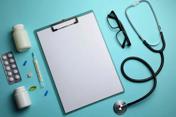 Doktor Masası Üst Görünümü Renkli Arka Planda Farklı Doktor Aksesuarları — Stok fotoğraf
