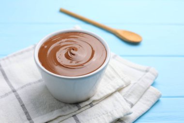 Masasında kase olan çikolata ezmesi. - Evet. Yüksek kalite fotoğraf