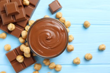 Masasında kase olan çikolata ezmesi. - Evet. Yüksek kalite fotoğraf