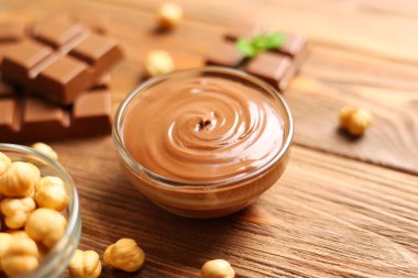 Masasında kase olan çikolata ezmesi. - Evet. Yüksek kalite fotoğraf