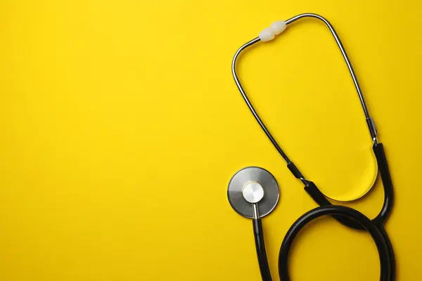 Renkli arka plan üzerinde etoskop. Sağlık, ilaç. Yüksek kalite fotoğraf