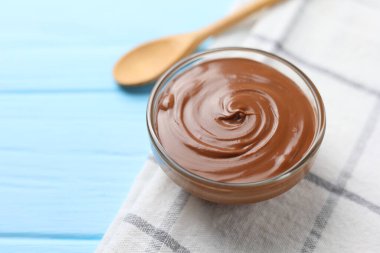 Masasında kase olan çikolata ezmesi. - Evet. Yüksek kalite fotoğraf
