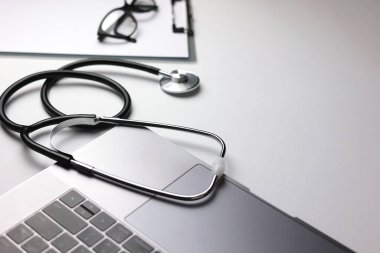 Doktor masası üst görünümü. Renkli arka planda farklı doktor aksesuarları. Haplar, gözlükler, steteskop ve defter. - Evet. Yüksek kalite fotoğraf