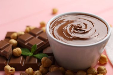 Masasında kase olan çikolata ezmesi. - Evet. Yüksek kalite fotoğraf