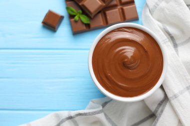 Masasında kase olan çikolata ezmesi. - Evet. Yüksek kalite fotoğraf