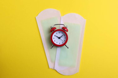 Parlak bir arka planda istenmeyen vücut kıllarını temizlemek için balmumu şeritler. Evde tüy ayıklama yöntemi. Yüksek kalite fotoğraf