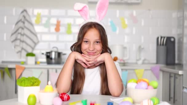 Egy Tinédzser Lány Egy Húsvéti Házi Konyha Belsejében Húsvéti Tojásokat — Stock videók
