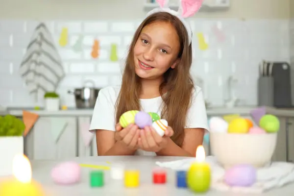 イースターのために装飾された家庭用キッチンの内装の10代の少女は イースターの卵を飾ります 高品質の写真 ストック画像