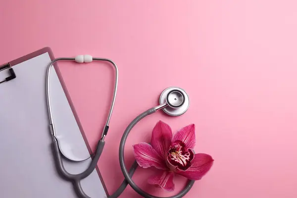 Orchidee Und Stethoskop Auf Farbigem Hintergrund Draufsicht Symbol Der Frauengesundheit — Stockfoto