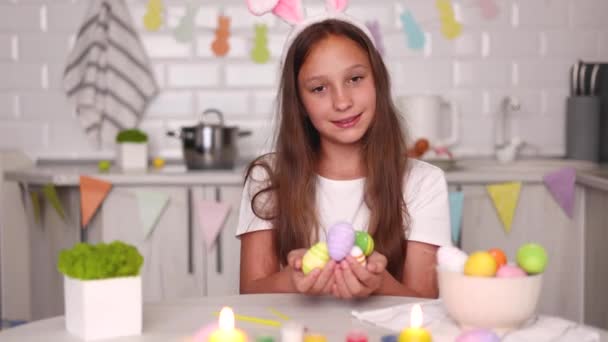 Dospívající Dívka Interiéru Domácí Kuchyně Zdobené Velikonoce Zdobí Velikonoční Vajíčka — Stock video