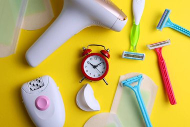 Tahta bir masanın üzerinde farklı tüy dökücü ürünler. İstenmeyen vücut kıllarının evde çıkarılması. - Evet. Yüksek kalite fotoğraf