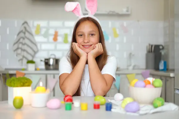 イースターのために装飾された家庭用キッチンの内装の10代の少女は イースターの卵を飾ります 高品質の写真 ストック写真
