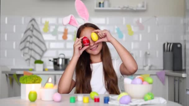 イースターのために装飾された家庭用キッチンの内装の10代の少女は イースターの卵を飾ります 高品質の写真 — ストック動画