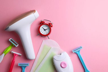 Tahta bir masanın üzerinde farklı tüy dökücü ürünler. İstenmeyen vücut kıllarının evde çıkarılması. - Evet. Yüksek kalite fotoğraf