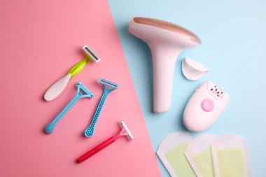 Tahta bir masanın üzerinde farklı tüy dökücü ürünler. İstenmeyen vücut kıllarının evde çıkarılması. - Evet. Yüksek kalite fotoğraf