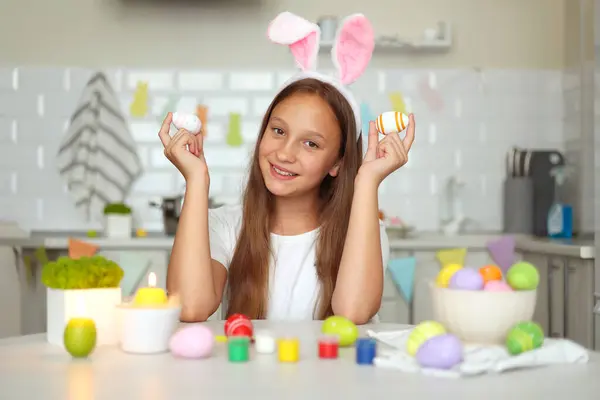 イースターのために装飾された家庭用キッチンの内装の10代の少女は イースターの卵を飾ります 高品質の写真 ストックフォト