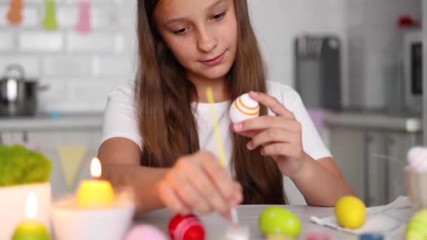 在一个装饰复活节彩蛋的家庭厨房里 有一个少女在装饰复活节彩蛋 高质量的照片 — 图库视频影像