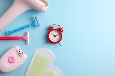 Tahta bir masanın üzerinde farklı tüy dökücü ürünler. İstenmeyen vücut kıllarının evde çıkarılması. - Evet. Yüksek kalite fotoğraf