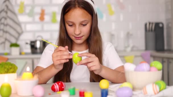 イースターのために装飾された家庭用キッチンの内装の10代の少女は イースターの卵を飾ります 高品質の写真 — ストック動画