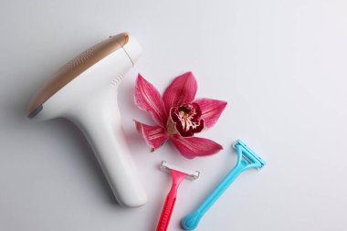 Tahta bir masanın üzerinde farklı tüy dökücü ürünler. İstenmeyen vücut kıllarının evde çıkarılması. - Evet. Yüksek kalite fotoğraf