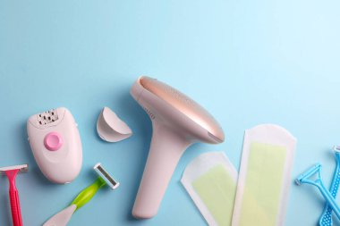 Tahta bir masanın üzerinde farklı tüy dökücü ürünler. İstenmeyen vücut kıllarının evde çıkarılması. - Evet. Yüksek kalite fotoğraf