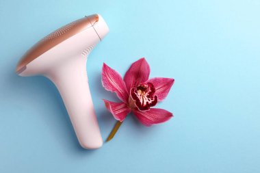 Renkli arka planda modern ev fotokopisi. İstenmeyen saçlardan kurtul. Yüksek kalite fotoğraf