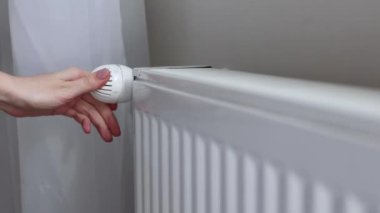 Termostatın konfor ve enerji verimliliği için ayarlanması kapalı alanda sıcak iklimi korur. Yüksek kalite 4k görüntü