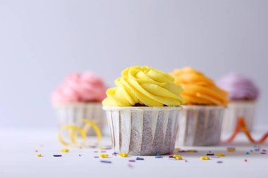 Her tür kutlama ve parti için mükemmel olan canlı ve neşeli renklerde nefis buzlu kekler.