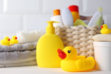 Bebek banyosu ürünleri, oyuncaklar ve aksesuarlardan oluşan hoş ve canlı bir koleksiyon. 