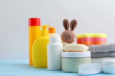 Bebek banyosu ürünleri, oyuncaklar ve aksesuarlardan oluşan hoş ve canlı bir koleksiyon. 