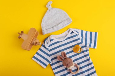 Yeni doğanlar ve küçük çocuklar için tasarlanmış bebek kıyafetleri ve oyuncak koleksiyonumuzu keşfedin.