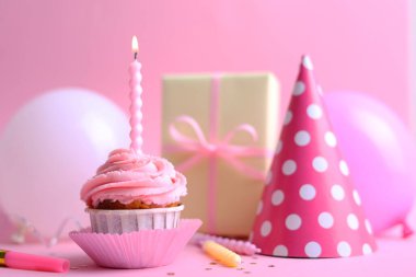 Bu üzerinde mum olan canlı, buzlu bir kek. Her tür kutlamaya birebir uyuyor.