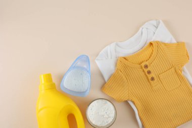 Bu şirin gri bebek kıyafeti, nazik deterjanı ve enfes bir oyuncağı olan, çamaşır ve bebek bakımı için mükemmel.