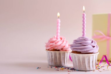 Her tür kutlama ve parti için mükemmel olan canlı ve neşeli renklerde nefis buzlu kekler.