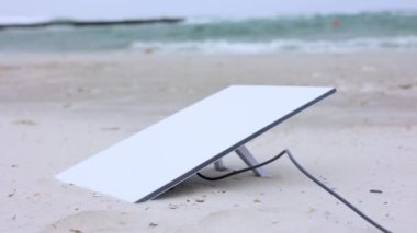 Modern bir uydu anteni zarif bir şekilde açık hava basamaklarına yerleştiriliyor. Kesici teknoloji sergileniyor.