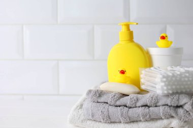 Bebek banyosu ürünleri, oyuncaklar ve aksesuarlardan oluşan hoş ve canlı bir koleksiyon. 