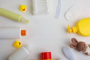 Çok güzel renkli, pembe bir arka planda çeşitli bebek bakım ürünleri ve oyuncakların sergilendiği bir daire.