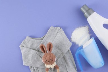 Bu şirin gri bebek kıyafeti, nazik deterjanı ve enfes bir oyuncağı olan, çamaşır ve bebek bakımı için mükemmel.