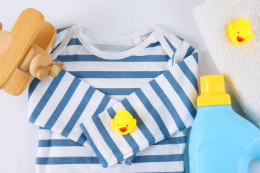 Bu şirin gri bebek kıyafeti, nazik deterjanı ve enfes bir oyuncağı olan, çamaşır ve bebek bakımı için mükemmel.