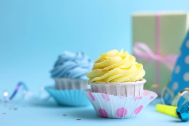 Bu üzerinde mum olan canlı, buzlu bir kek. Her tür kutlamaya birebir uyuyor.