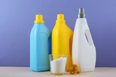 Katlanmış giysiler, plastik ördek ve pastel arka planda deterjan içeren şirin bebek çamaşırları sahnesi..