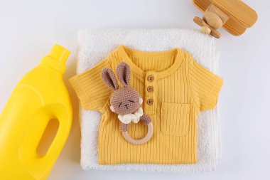 Bu şirin gri bebek kıyafeti, nazik deterjanı ve enfes bir oyuncağı olan, çamaşır ve bebek bakımı için mükemmel.